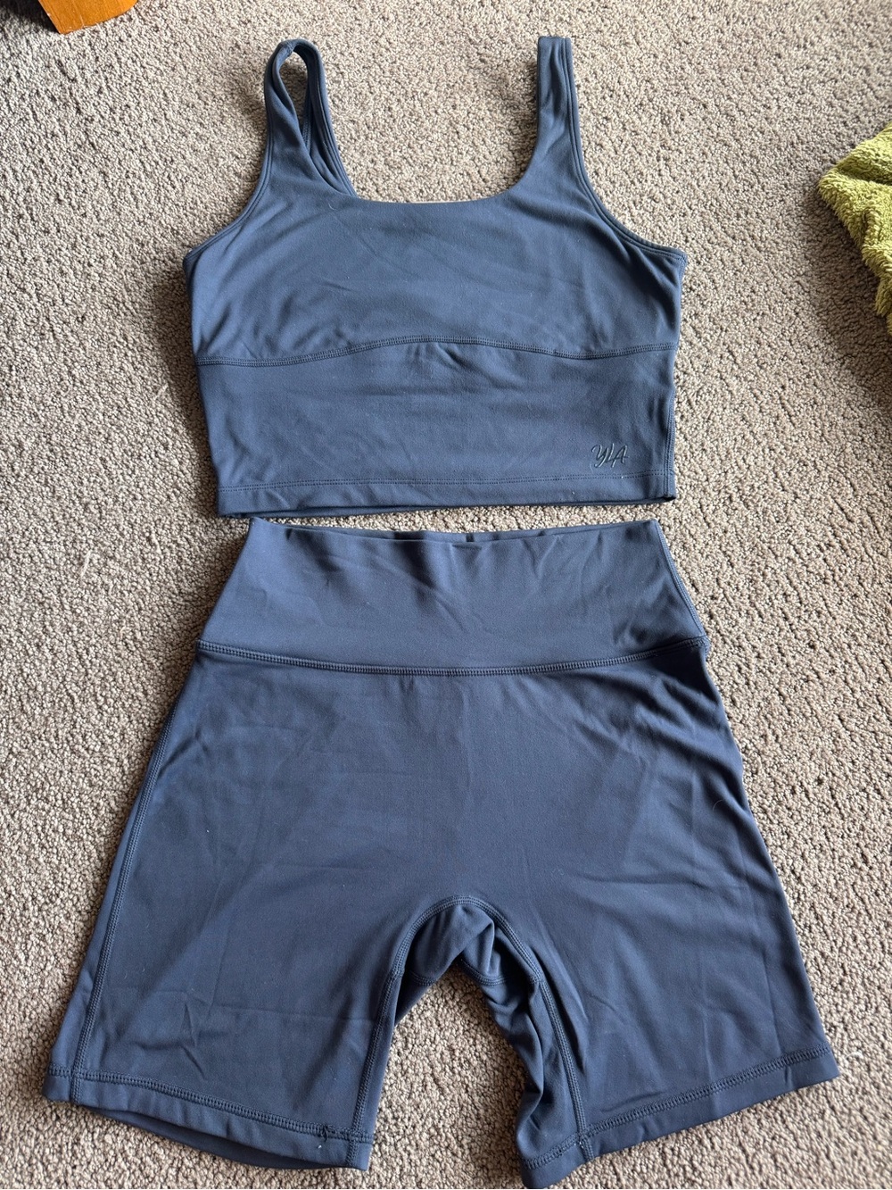 Young LA women’s seamless set Small